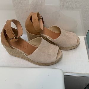 Coconuts by Matisse two tone wedge sandals size 8